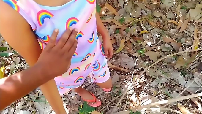 Desi bebek, derslerden sonra vahşi orman seksini yaşıyor