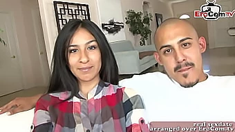 İngiliz amatör çift, ilk ev yapımı porno videosunda minyon bir gençle cinselliklerini keşfediyor
